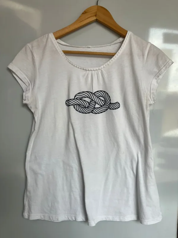 Camiseta blanca con nudo marinero - Imagen 2