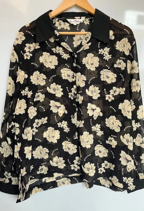 Blusa negra transparente con flores beige - Imagen 2