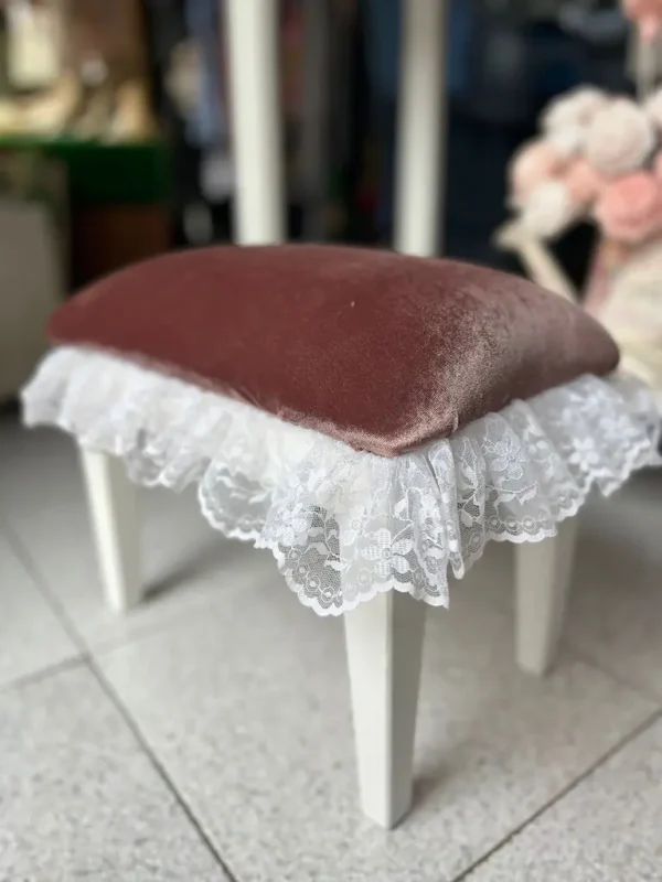 Taburete vintage rosa con encaje blanco - Imagen 2