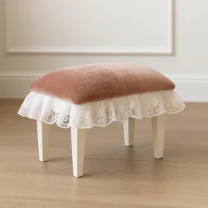 Taburete vintage rosa con encaje blanco
