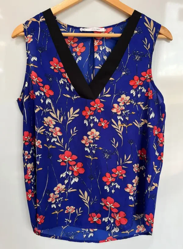 Blusa azul sin mangas con flores rojas - Imagen 2