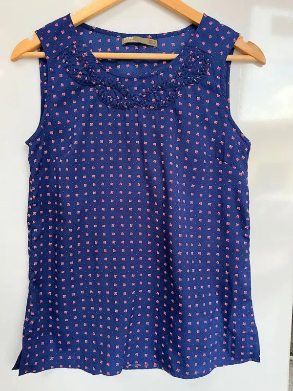 Blusa azul sin mangas con estampado floral - Imagen 2