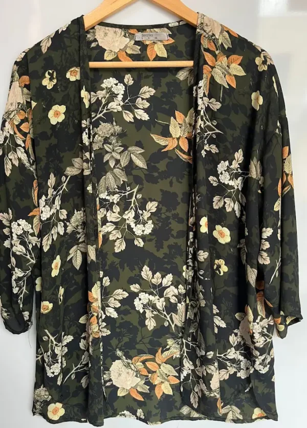 Kimono estampado floral verde de Bershka - Imagen 2